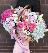 Цветочная композиция из Розы, Хризантемы, Пионы и Лизиантусы в корзине в Белозерском